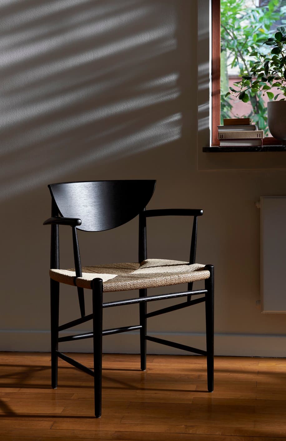 Drawn Chair with Armrest HM4